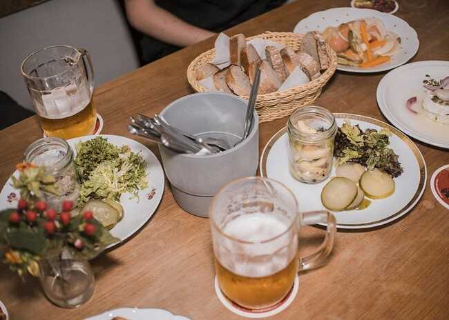 Kleine Gruppe bei einer Bier-Tour in Prag – Partnerfoto