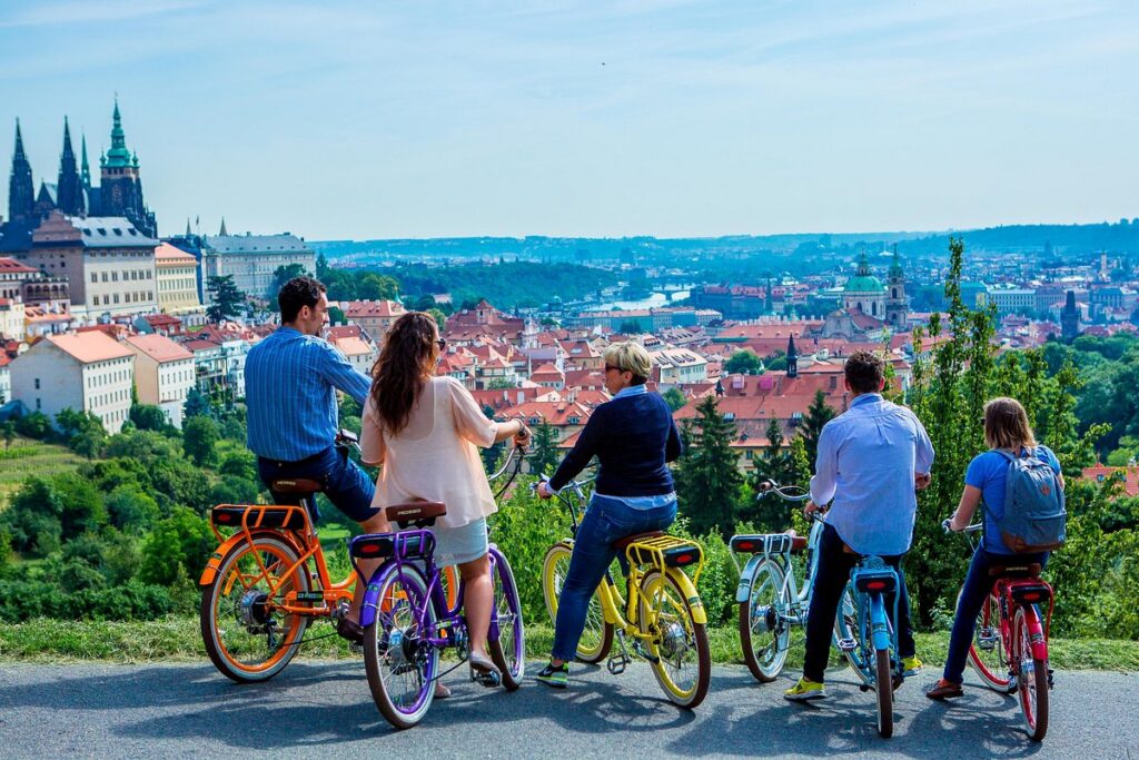 E-Bike-Gruppe mit Blick über Prag
