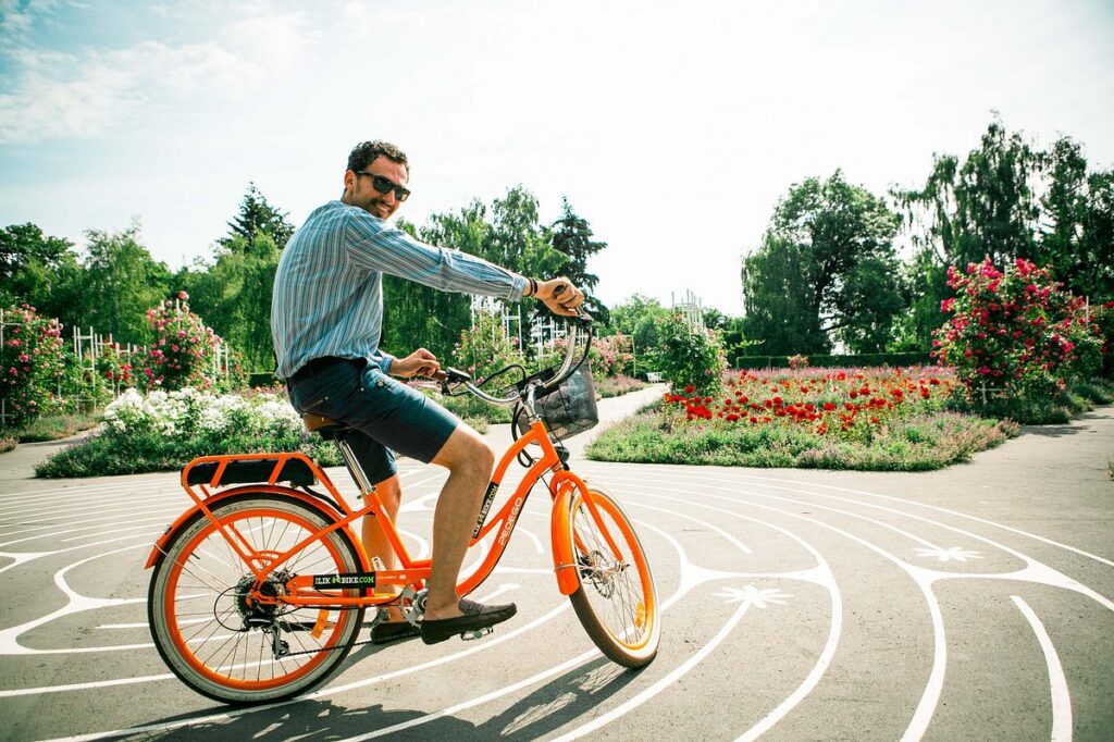 Teilnehmer auf einem orangefarbenen E-Bike in Prag