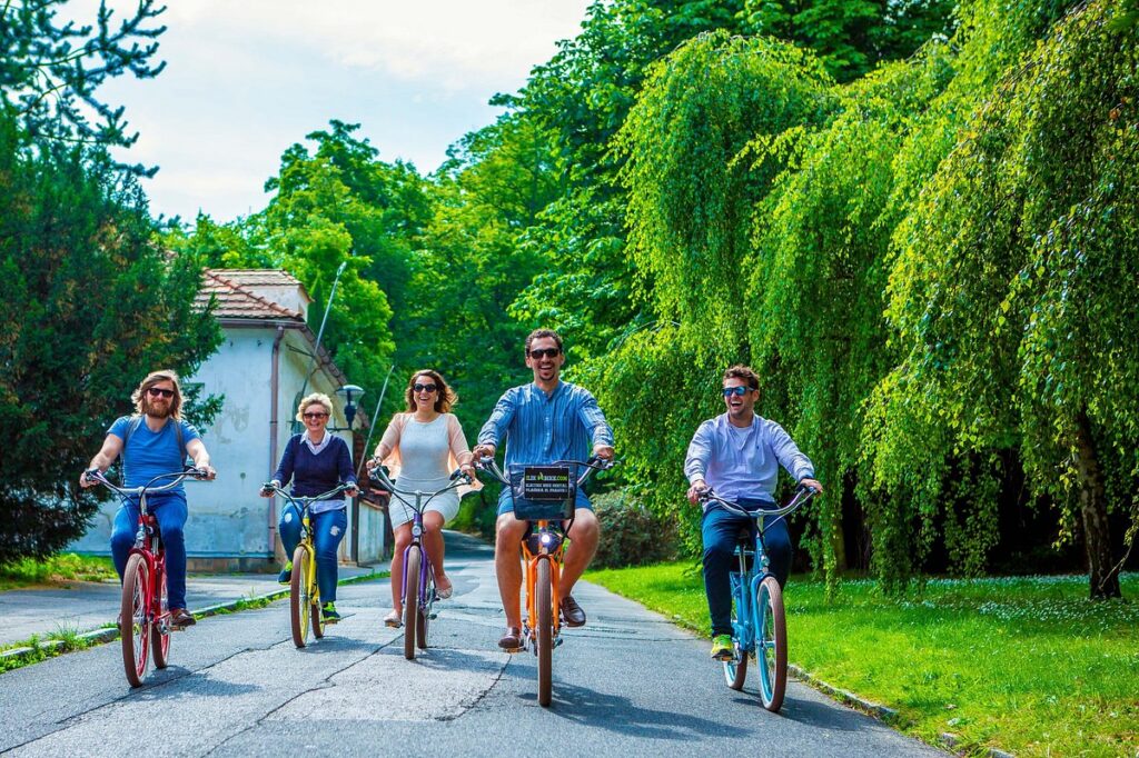 Kleine E-Bike-Gruppe auf einer Prager Parkstraße