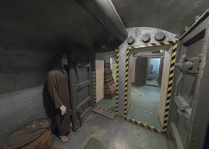 Schutzausrüstung im Prager Atombunker