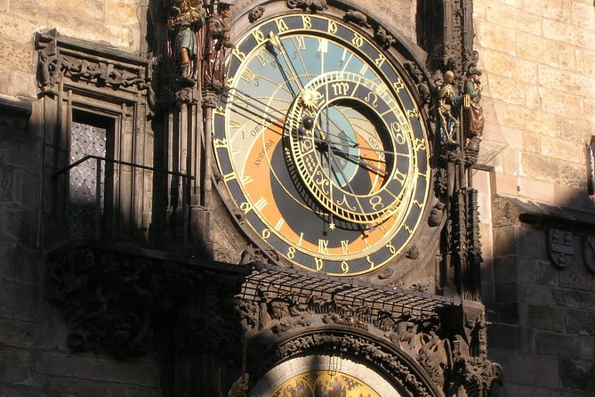 Deutschsprachige Stadtführung durch Prag mit Gruppe am Aussichtspunkt